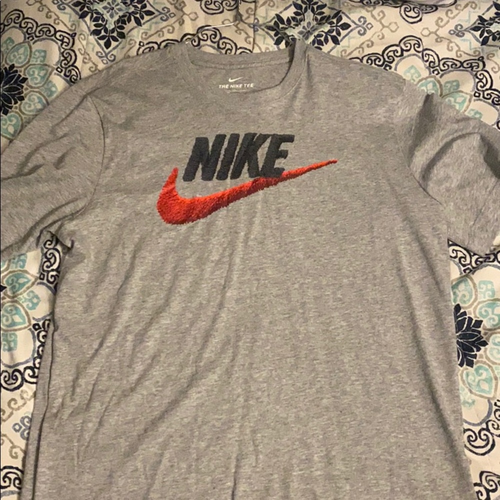 A size medium Nike shirt in men. (Never worn!)